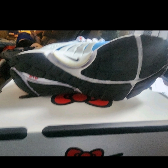 Hello Kitty Nike Shoes - Picture 3 of 6